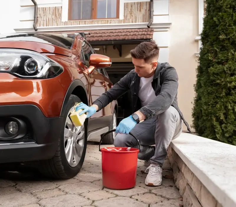 Lavage auto à domicile Morlaix : professionnel intervenant sur un véhicule